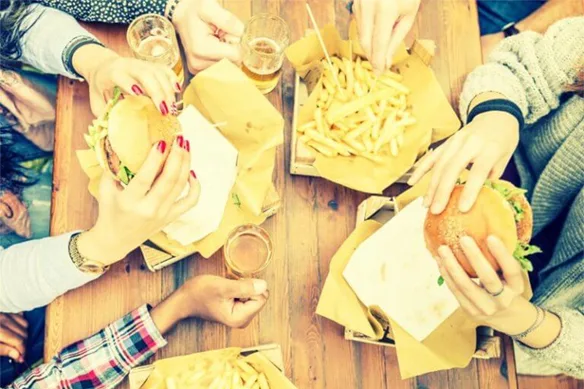 Η Ανατολή απαγορεύει το fast food, η Δύση;