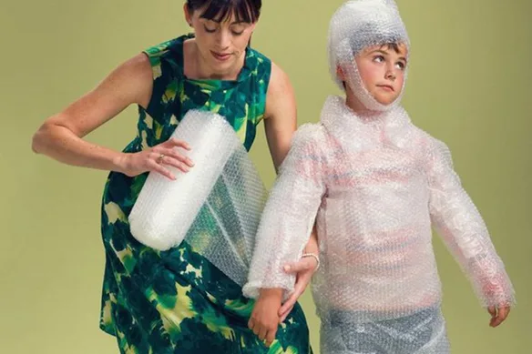 Οι υπερπροστατευτικοί γονείς δημιουργούν αδύναμους ενήλικες